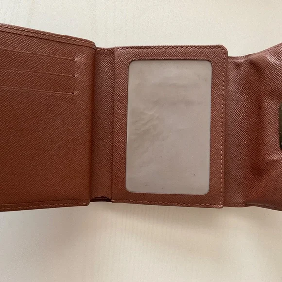 Louis Vuitton Wallet with gold bucket closure - Picture 6 of 8